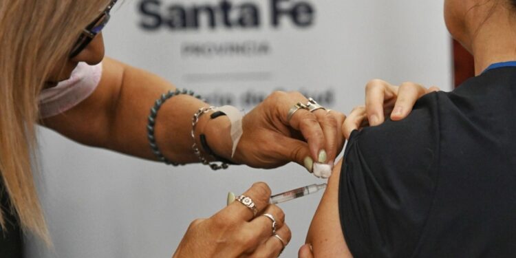Santa Fe confirmó dos casos de gripe A H3N2 con antecedente de viaje y refuerza la importancia de la vacunación.
