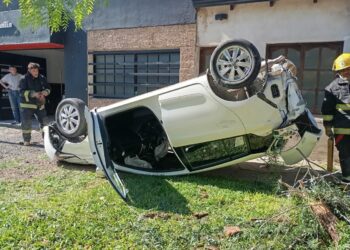  Las Toscas: Una vecina de ese medio, perdió el control de su automóvil y termino volcando, y fue trasladada al Samco local.