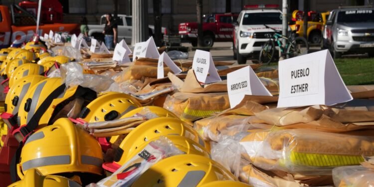 Pullaro: “Es un orgullo tener a los bomberos voluntarios más preparados y más equipados de la República Argentina”.