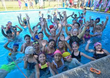 36.000 niños, niñas y adolescentes aprenden a nadar en las Escuelas de Verano de la Provincia.