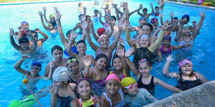 36.000 niños, niñas y adolescentes aprenden a nadar en las Escuelas de Verano de la Provincia.