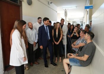 Pullaro recorrió el hospital Cullen en Santa Fe y destacó el trabajo de sus equipos de alta complejidad.