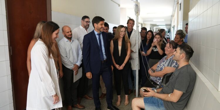 Pullaro recorrió el hospital Cullen en Santa Fe y destacó el trabajo de sus equipos de alta complejidad.