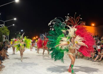 PRIMERA NOCHE DE LOS CARNAVALES OCAMPENSES: GRAN MARCO DE PÚBLICO Y COLOR EN EL CORSÓDROMO.