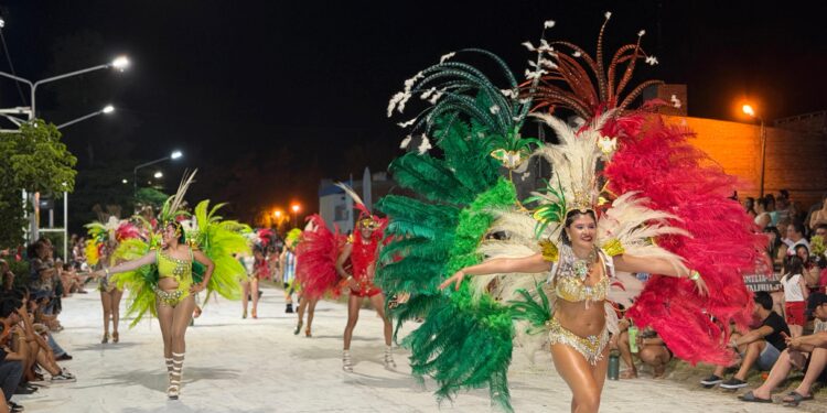 PRIMERA NOCHE DE LOS CARNAVALES OCAMPENSES: GRAN MARCO DE PÚBLICO Y COLOR EN EL CORSÓDROMO.