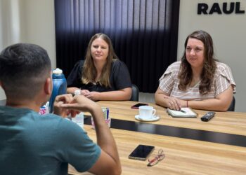 La Secretaria de Desarrollo Social, Luciana Luque, acompañada por las trabajadoras sociales Andrea Brac y Daniela Bosch, mantuvo una reunión de trabajo con el responsable de PAMI Las Toscas, Ezequiel Peña.