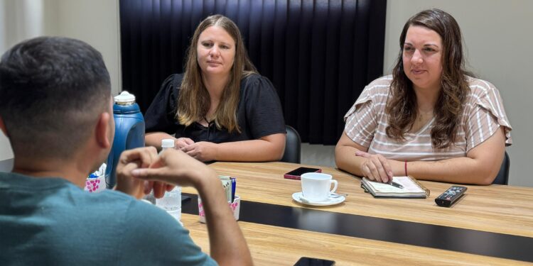 La Secretaria de Desarrollo Social, Luciana Luque, acompañada por las trabajadoras sociales Andrea Brac y Daniela Bosch, mantuvo una reunión de trabajo con el responsable de PAMI Las Toscas, Ezequiel Peña.