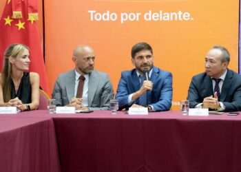 Pullaro y el embajador chino Wang Wei encabezaron un encuentro con empresarios para fortalecer la vinculación comercial con China.