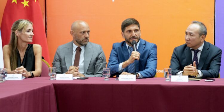 Pullaro y el embajador chino Wang Wei encabezaron un encuentro con empresarios para fortalecer la vinculación comercial con China.