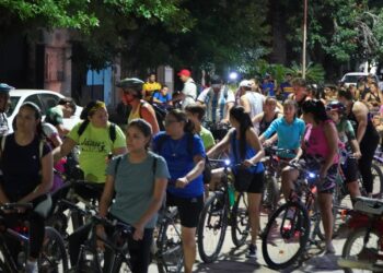 Villa Ocampo: Se llevó a cabo una bicicleteada nocturna con gran participación.