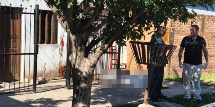 Una tragedia inesperada en Reconquista: murió un hombre tras quedar atrapado en la reja de su propia casa.