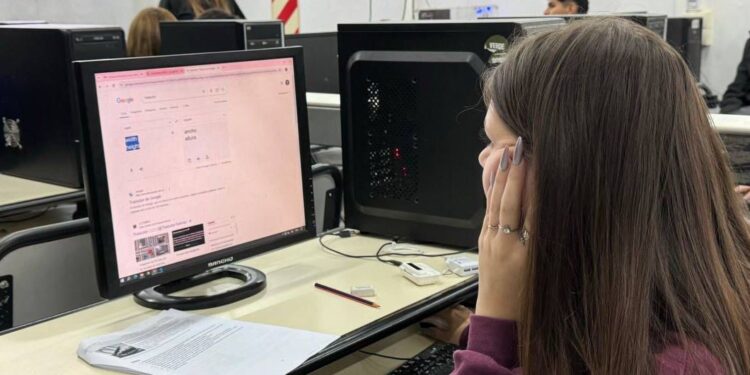 Plan FinEs 2026: abrieron las inscripciones para que estudiantes de escuelas santafesinas puedan terminar la secundaria.