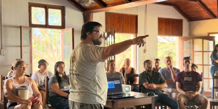 Se realizó la presentación de la Guía Fotográfica Digital de aves de Jaaukanigás con salida de avistaje .