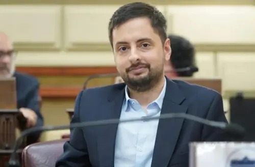 El Diputado Emiliano Peralta impulsa un proyecto para limitar los cargos políticos y reducir el gasto público en Santa Fe.
