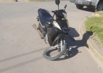  FLORENCIA: MENOR HERIDO EN ACCIDENTE DE TRÁNSITO ENTRE UNA PICK-UP Y UNA MOTOCICLETA.