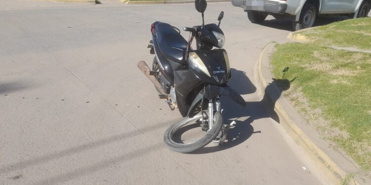  FLORENCIA: MENOR HERIDO EN ACCIDENTE DE TRÁNSITO ENTRE UNA PICK-UP Y UNA MOTOCICLETA.