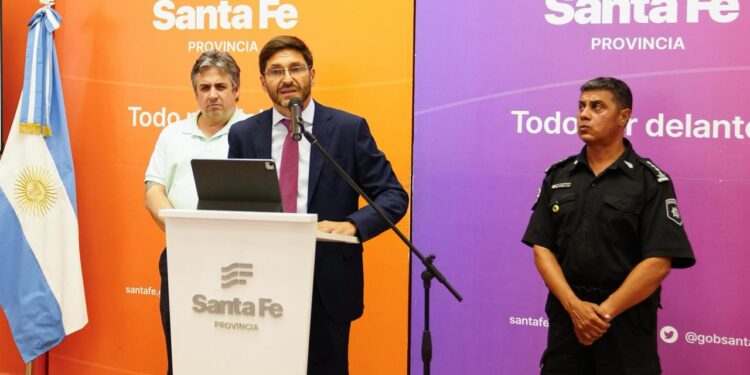 Pullaro: “Ningún personal policial ni del servicio penitenciario de Santa Fe va a tener un sueldo inferior a $ 1.350.000”.