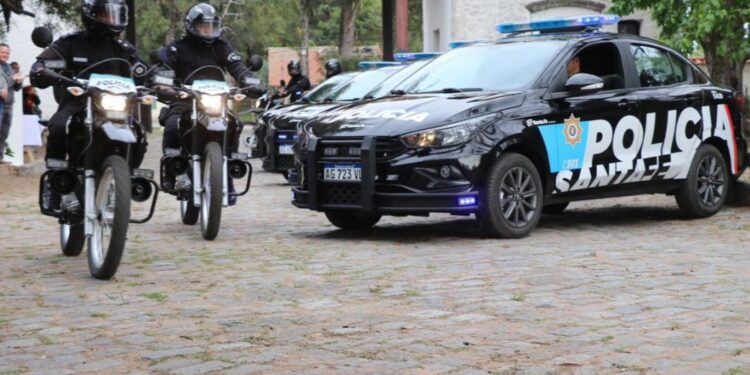 Más de 10.000 identificaciones en un día y hasta 274 móviles en calle: la Policía de Santa Fe despliega operativos récord tras la recomposición salarial.
