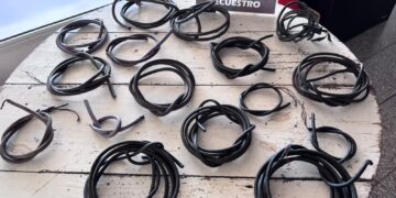 Villa Ocampo: Dos jóvenes aprehendidos tras intentar ocultar rollos de cables en una vivienda.