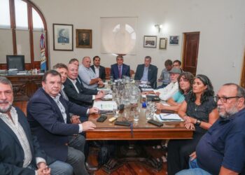 Báscolo: “La oferta de Provincia es compensar 3 % por diciembre, aumento de 12,5 % hasta junio con piso de 170 mil para los sueldos más bajos”.