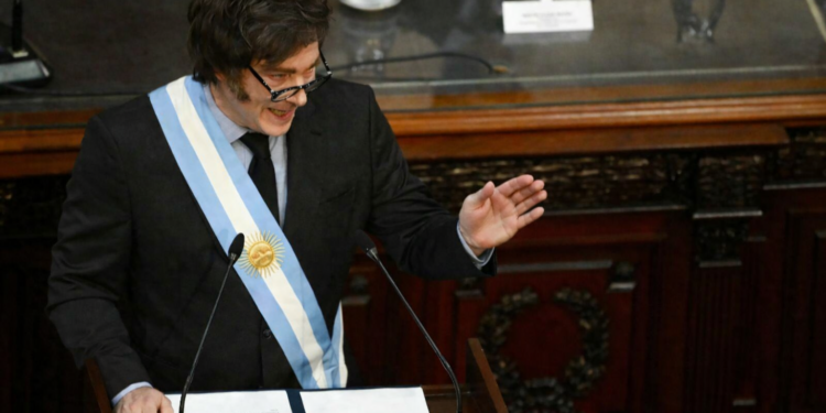 Milei cruzó a la oposición en el Congreso y apuntó contra su “líder presa”.