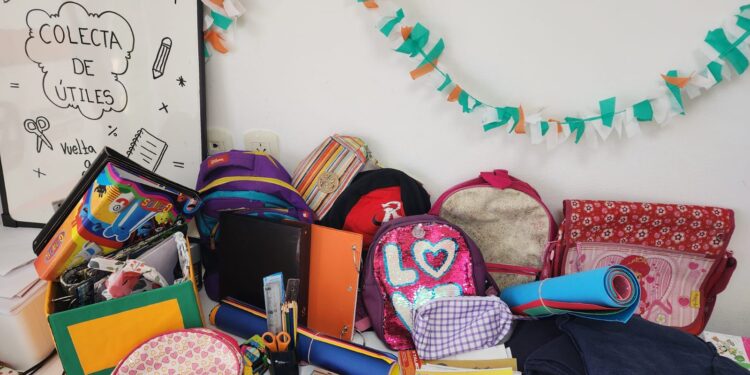 Villa Ocampo: Espacio Abierto entregó kits escolares reunidos en una colecta solidaria.
