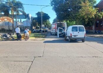 Villa Ocampo: dos personas hospitalizadas tras un accidente entre una moto y un utilitario.