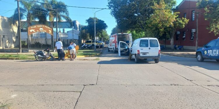 Villa Ocampo: dos personas hospitalizadas tras un accidente entre una moto y un utilitario.