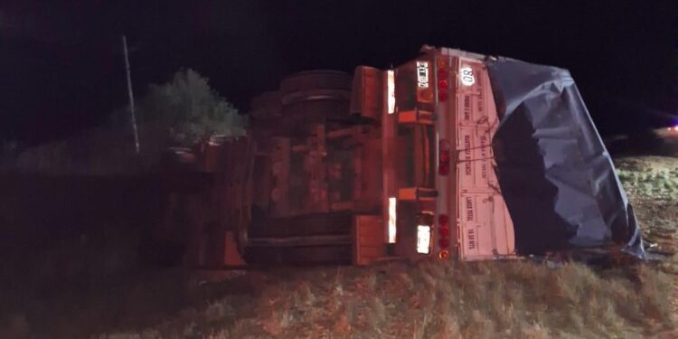 El Rabón: un camionero fue hospitalizado tras despistar y volcar sobre Ruta 11.