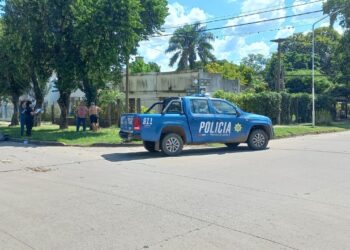 Choque entre auto y moto en pleno centro de Villa Ocampo: un hombre fue hospitalizado.