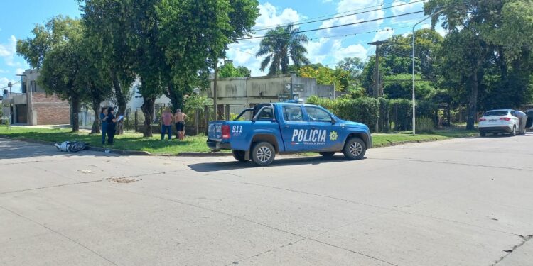 Choque entre auto y moto en pleno centro de Villa Ocampo: un hombre fue hospitalizado.
