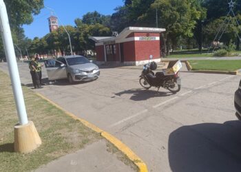 Accidente en Malabrigo: choque entre auto y moto dejó solo daños materiales.