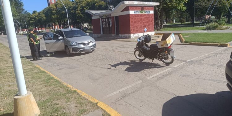 Accidente en Malabrigo: choque entre auto y moto dejó solo daños materiales.