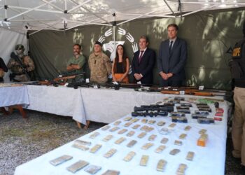 Allanamientos en Rosario y la región: secuestran un arsenal enterrado y detienen a tres personas.