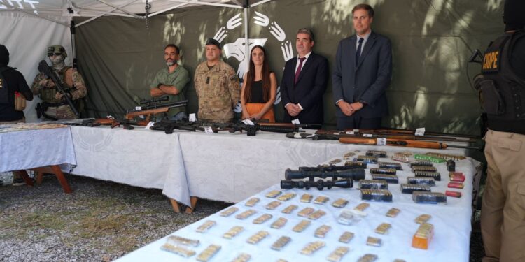 Allanamientos en Rosario y la región: secuestran un arsenal enterrado y detienen a tres personas.