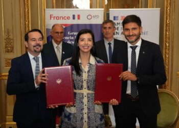 Pullaro firmó un acuerdo con Francia para financiar mejoras energéticas en hospitales, escuelas y aeropuertos de Santa Fe.