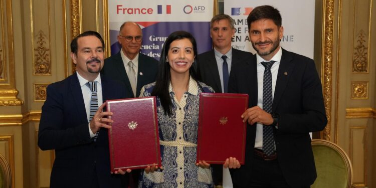 Pullaro firmó un acuerdo con Francia para financiar mejoras energéticas en hospitales, escuelas y aeropuertos de Santa Fe.