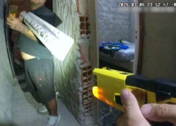 Rosario: efectivos utilizaron pistola Taser para neutralizar agresor en un caso de violencia de género.