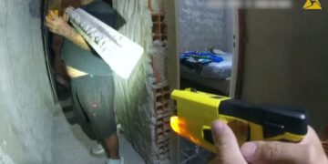Rosario: efectivos utilizaron pistola Taser para neutralizar agresor en un caso de violencia de género.