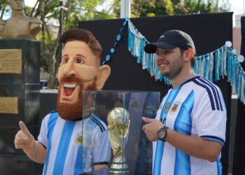 Gran convocatoria en Villa Ocampo para recibir la Copa del Mundo.
