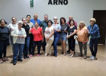 Reunión para planificar la agenda 2026 de actividades para adultos mayores.