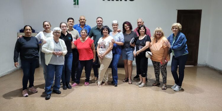 Reunión para planificar la agenda 2026 de actividades para adultos mayores.