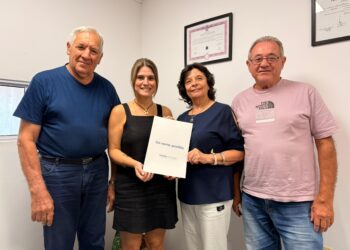 Mancini firmó un convenio de colaboración con el Club de Abuelos de Villa Ocampo.