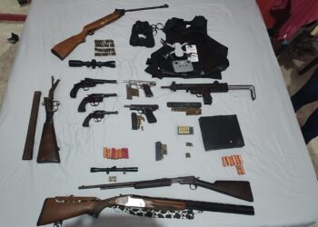 Secuestran un arsenal en Frontera y detienen a tres personas.