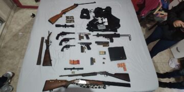 Secuestran un arsenal en Frontera y detienen a tres personas.