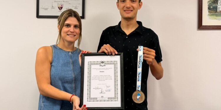 Orgullo Santafesino; Mancini reconoció al campeón argentino Martín Deltín.