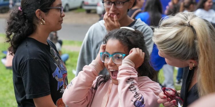 Santa Fe Acá y Ver para Ser Libres: más de 4.200 lentes entregados para mejorar la vida y el aprendizaje de chicos en toda la provincia.