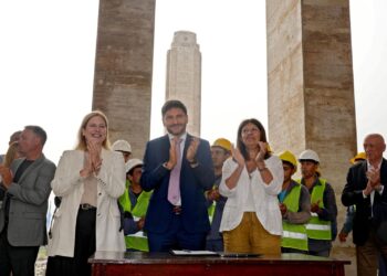 Monumento a la Bandera: Pullaro firmó el convenio y la Provincia terminará con fondos propios lo que Nación frenó.