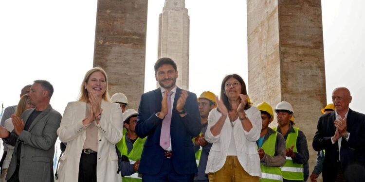 Monumento a la Bandera: Pullaro firmó el convenio y la Provincia terminará con fondos propios lo que Nación frenó.
