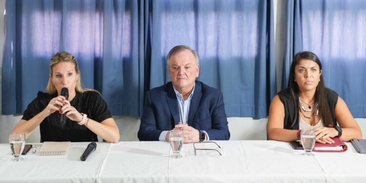 San Cristóbal: Provincia asiste a familias y refuerza la contención en las escuelas.